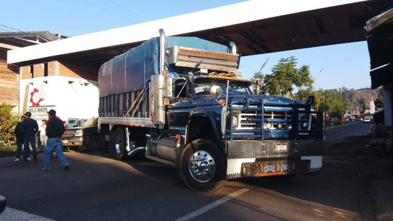 Bloqueos de productores aguacateros paralizan principales vías en Uruapan, Michoacán  