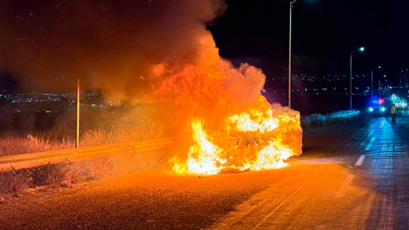 Arde vehículo en el libramiento Surponiente de Corregidora, Querétaro 
