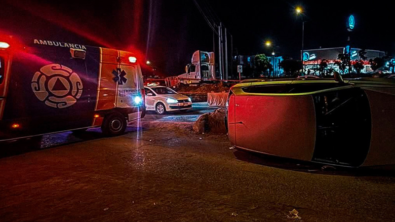 Vuelca auto en la carretera a Tequisquiapan 