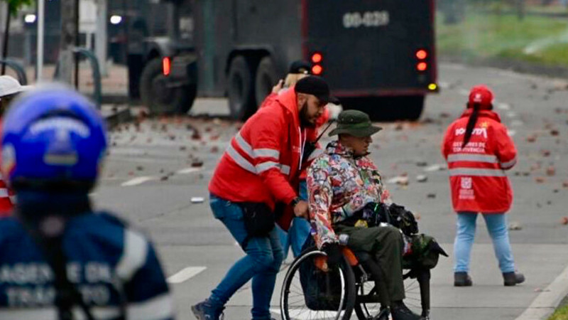 Con flechas indígenas lesionan a 4 policías en protesta frente a Embajada de EEUU en Bogotá 