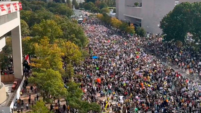 Miles de personas salen a las calles en EEUU para protestar contra Trump 