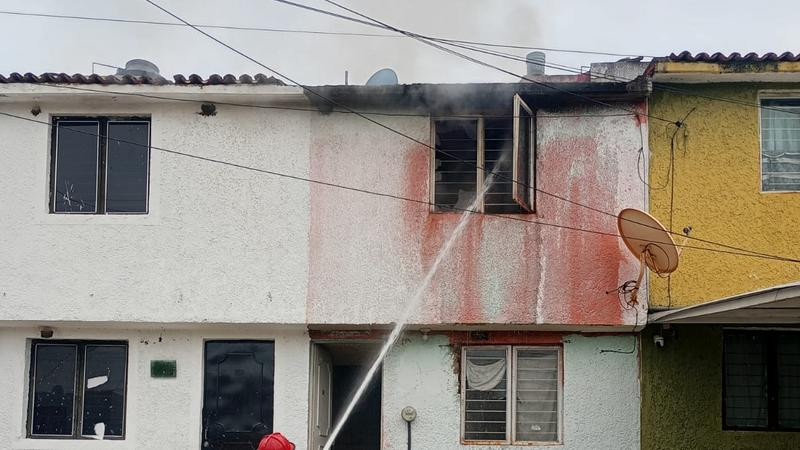 Incendio consume vivienda en la colonia La Parota de Apatzingán, Michoacán 