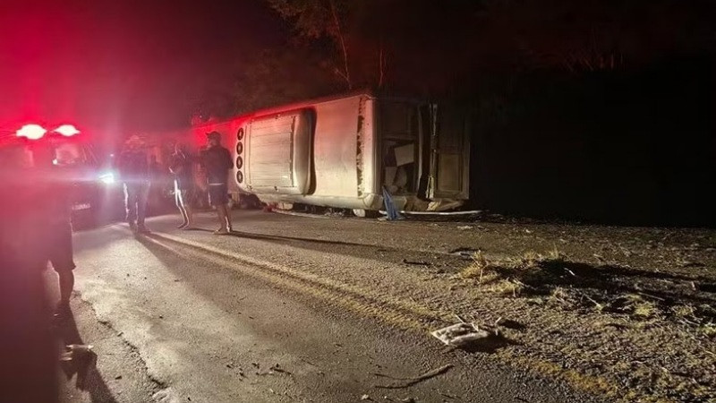 Tragedia en Brasil: 17 muertos y más de 20 heridos tras volcadura de autobús turístico en Pernambuco 