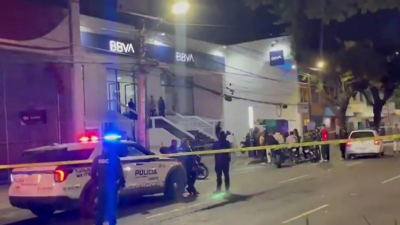 Acribillan a hombre en cajero automático de la Ciudad de México; atacantes huyeron en motocicleta 