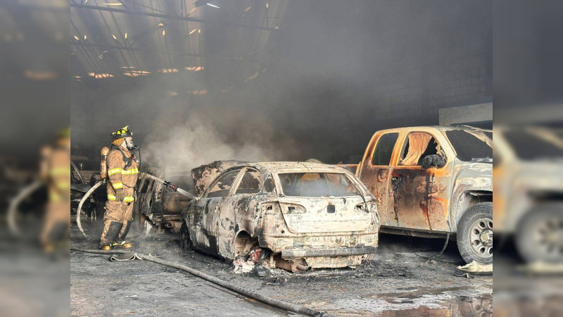 Incendio consume taller mecánico en Corregidora, Querétaro 