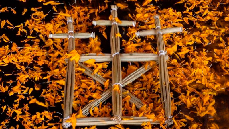 Aprende el arte de crear arcos tradicionales para tu altar de Noche de Muertos: Sectur 