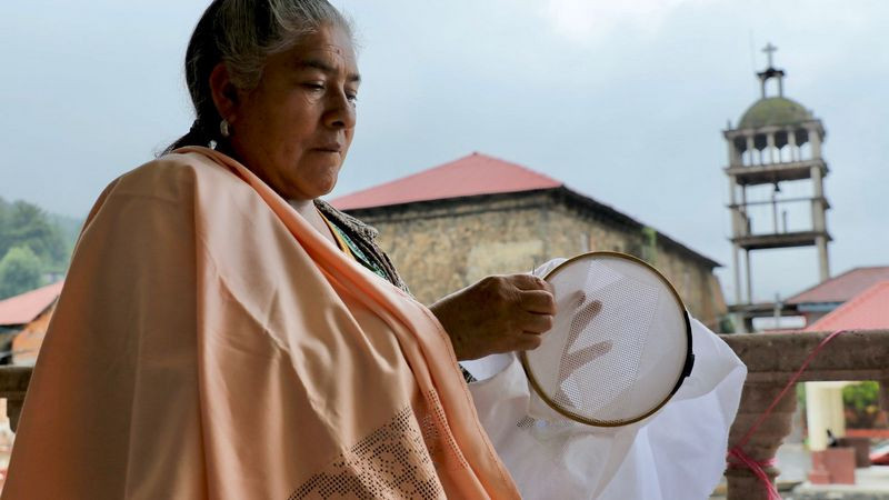 Financiera para el Bienestar brinda créditos sin intereses a artesanas de región Cherán 