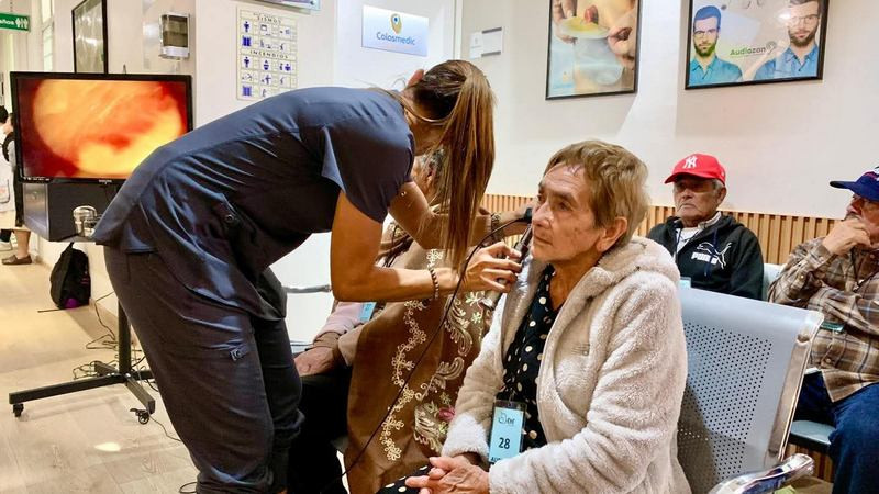 Reciben adultos mayores de Quiroga aparatos auditivos gracias a las gestiones del gobierno municipal 