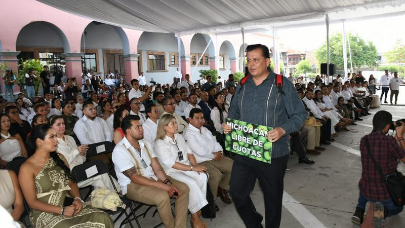 Priistas revientan sesión del Congreso del Estado de Michoacán en Apatzingán 