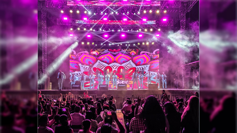 Escándalo en Apatzingán, Michoacán: La Original Banda El Limón, invitada por Fanny Arreola, se brinca prohibición y canta el corrido “Juan Martha” durante las Fiestas Octubrinas 