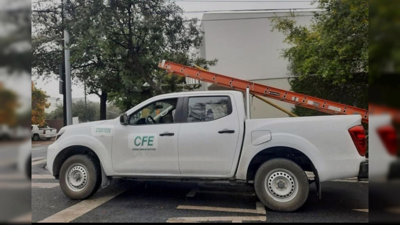 Armados con piedras y palos, roban camioneta de la CFE en pleno monumento a Lázaro Cárdenas en Morelia, Michoacán: FGR ya investiga  