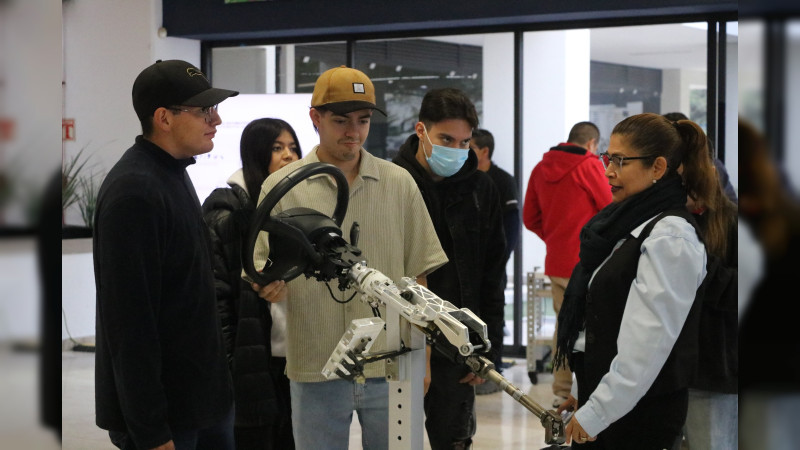 Rectora de la UPQ inaugura el Hackathon 2025 