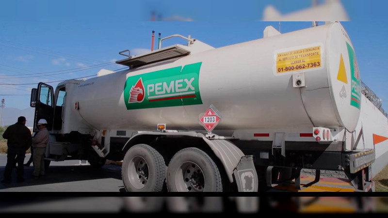Con piedras y palos roban pipa de Pemex en plena carretera de Uruapan, Michoacán 