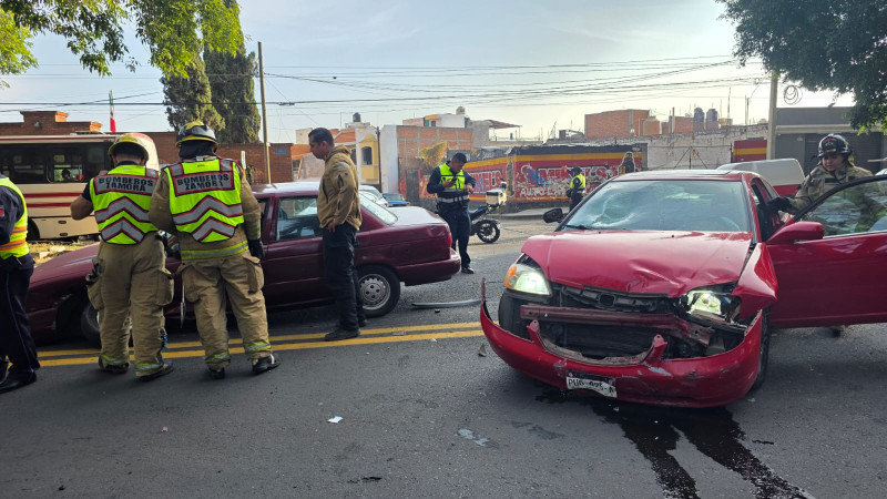Choque vehicular en Zamora, Michoacán, deja dos heridos 
