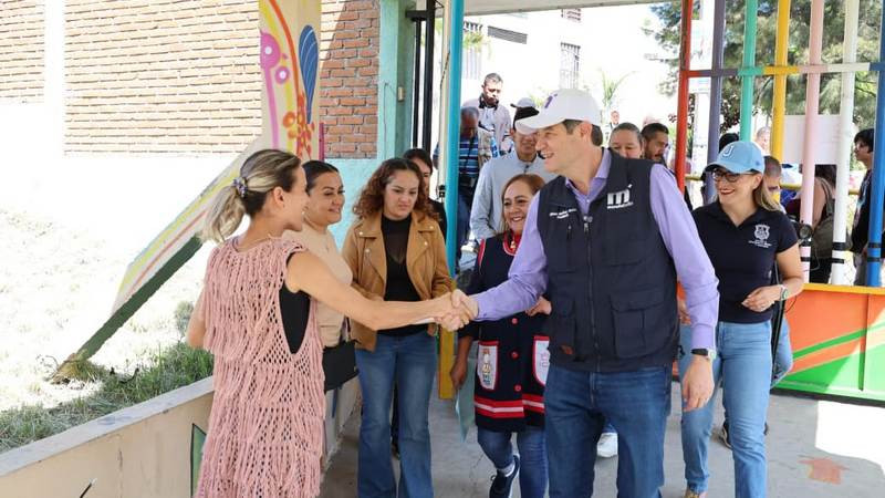 Alfonso Martínez convive con niñas y niños del Jardín de Niños Ignacio López Rayón