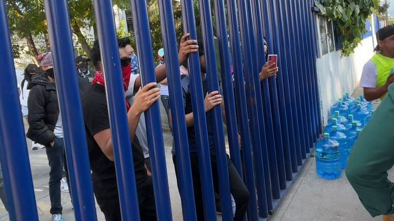 Normalistas de Michoacán devuelven mercancía retenida en unidades comerciales 