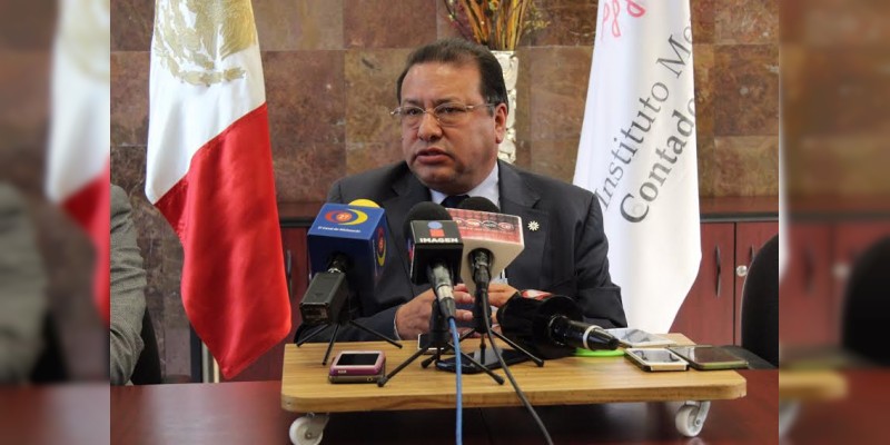Gabriel Gutiérrez nuevo presidente del colegio de contadores públicos de Michoacán 