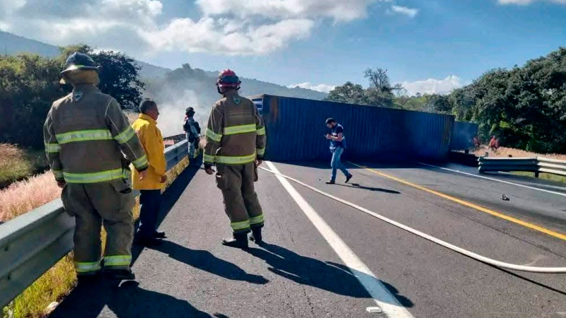 Vuelca tráiler en la Pátzcuaro-Cuitzeo, obstruye toda la vialidad
