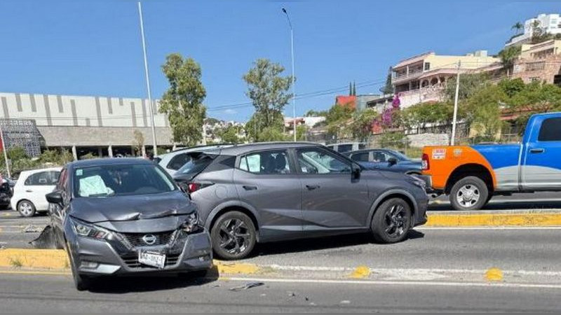 Joven convulsiona al volante y causa accidente en boulevard Bernardo Quintana de Querétaro