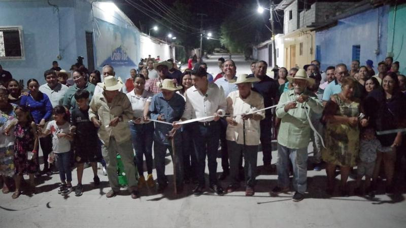 Inaugura Pablo Varona circuito de pavimentación de 3 calles en Barrio Alto de Huetamo