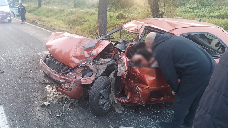 Muere conductor tras chocar contra un árbol en la carretera Morelia–Pátzcuaro