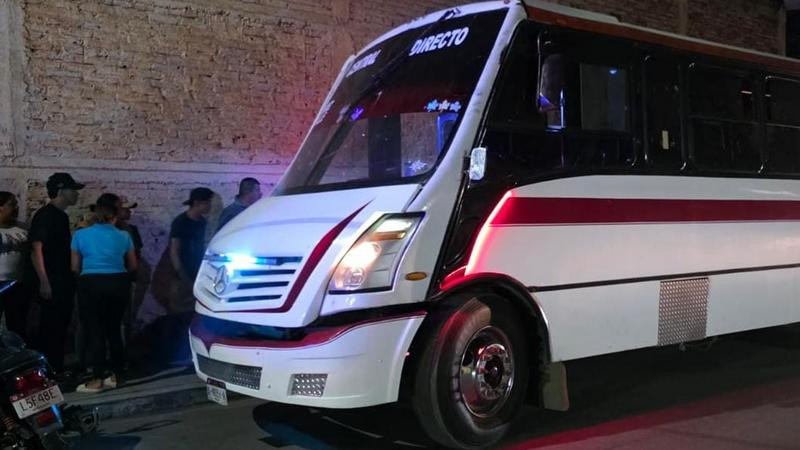 Mujer es atropellada por camión urbano en Zamora, Michoacán 