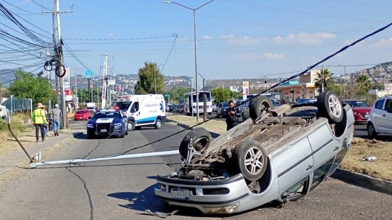 Corte de circulación ocasionó volcadura en la carretera libre Querétaro-Celaya