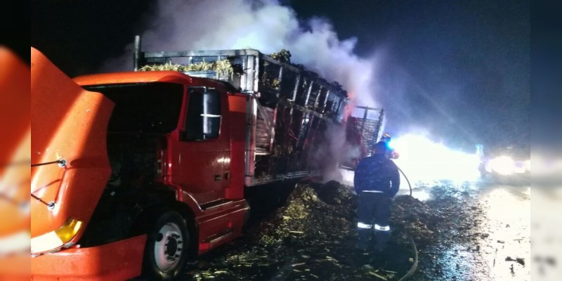 Se incendia trailer en la carretera Morelia-Pátzcuaro - Foto 0 