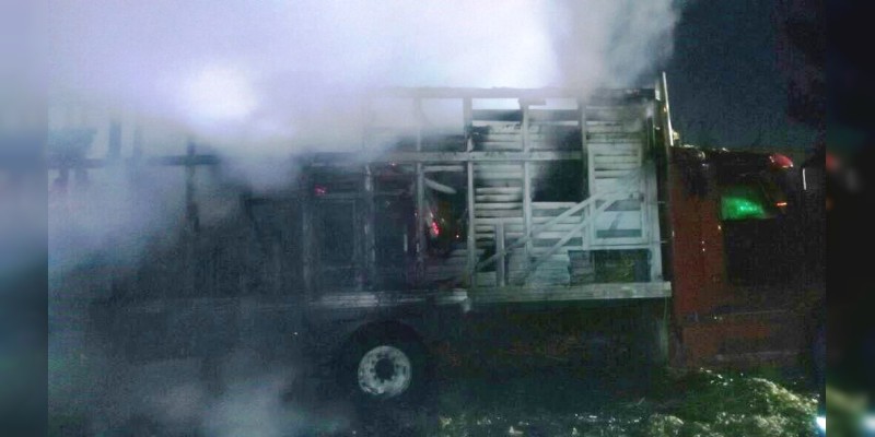 Se incendia trailer en la carretera Morelia-Pátzcuaro - Foto 1 