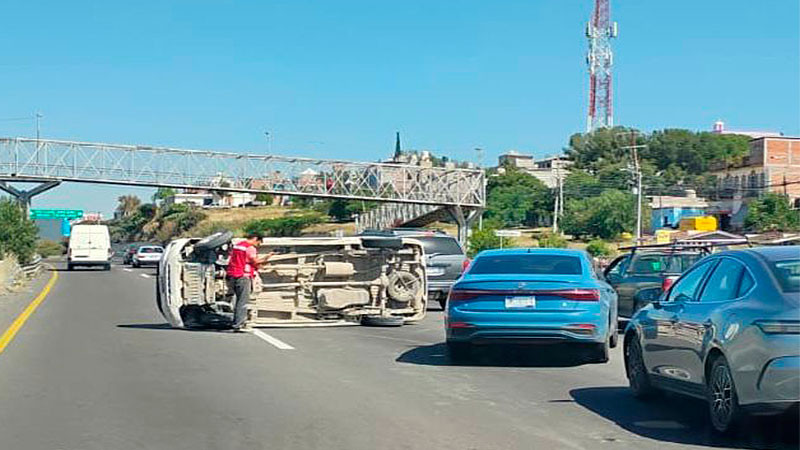 Vuelca camioneta al caer en un bache sobre Paseo de la República en el municipio de Querétaro  