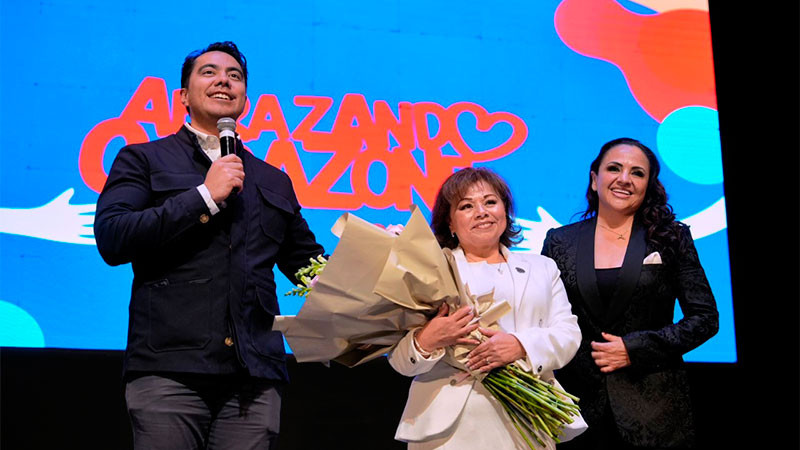Presenta la presidenta del DIF municipal de Querétaro "Un año abrazando corazones" 
