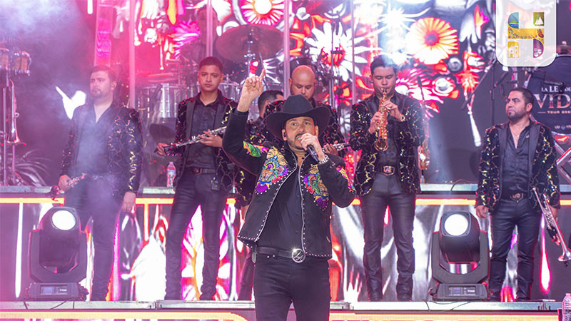 Con un lleno impresionante se presentó en el Foro de espectáculos Luis Ángel “El Flaco”, engalanando la Feria Regional de Todos los Santos en Ciudad Hidalgo, Michoacán