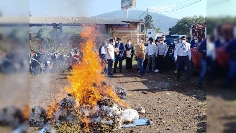 Fiscalía Michoacán incinera en Uruapan 100 kilos de estupefacientes sacados de las calles