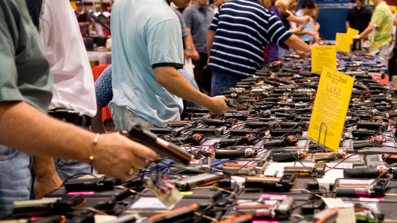 Acusan a mexicano y a su hijo de traficar más de 300 armas y municiones desde EEUU 