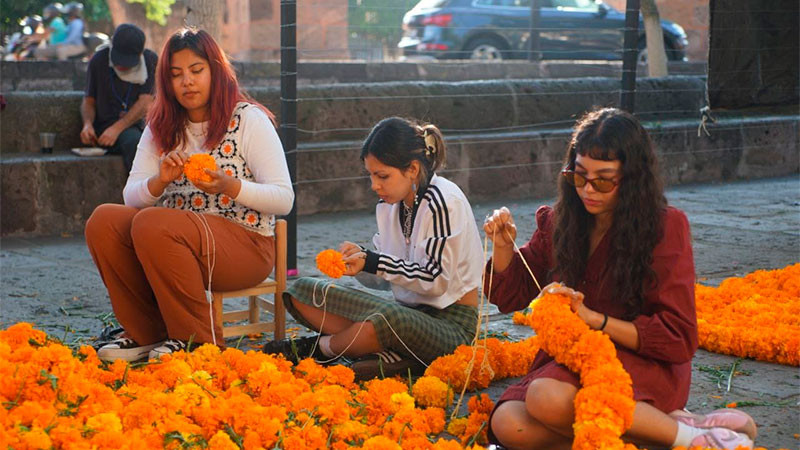  SeCultura Morelia, artesanos e instituciones inician montajes de altares y tapetes tradicionales 