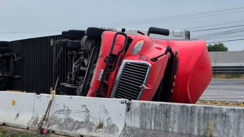 Vuelca tráiler en la autopista México-Querétaro