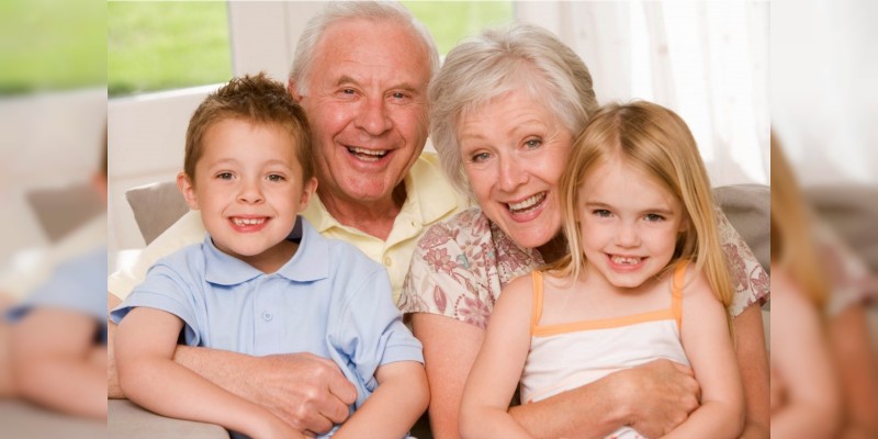 Abuelos que cuidan a sus nietos viven más que otros adultos mayores 