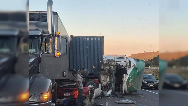 Una persona herida, saldo de choque frontal entre dos tráilers que paralizó la autopista Pátzcuaro–Cuitzeo, Michoacán