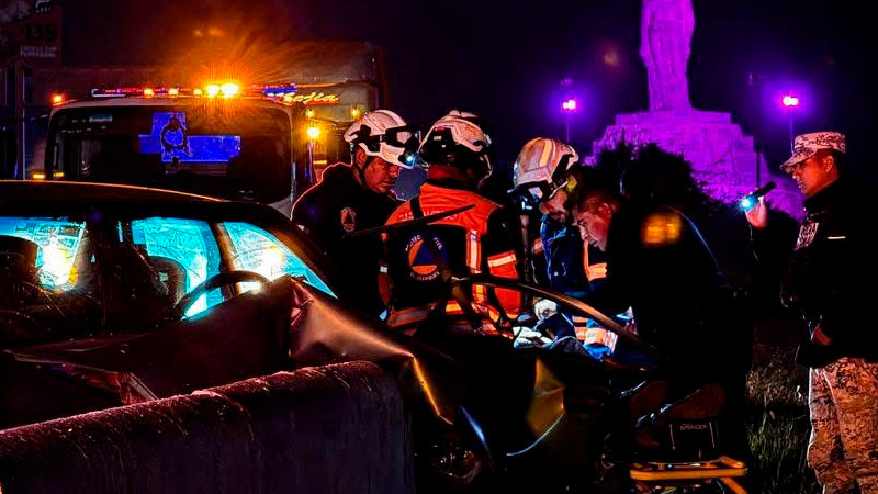 Quedó atrapado en su vehículo tras aparatoso accidente en la autopista México-Querétaro