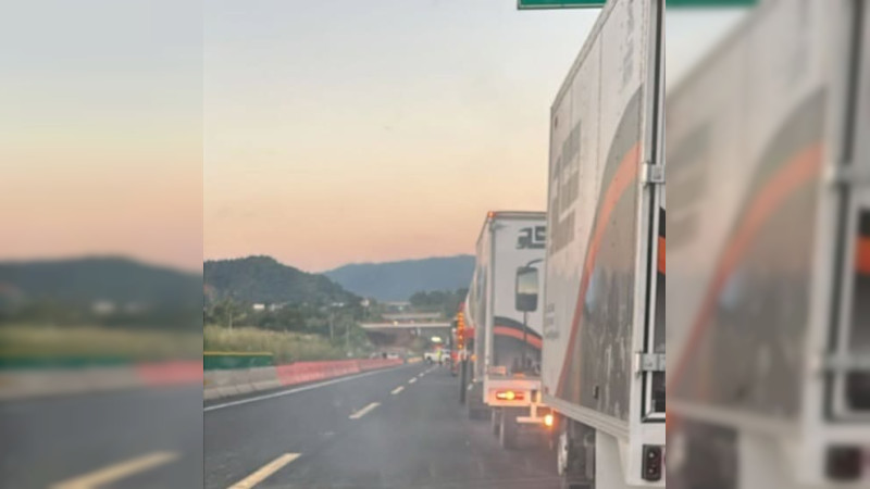 Caos en Día de Muertos: casi 4 mil vehículos varados por tomas de casetas en Michoacán