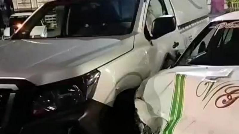 Chocan carroza funeraria y taxi en Uruapan, Michoacán