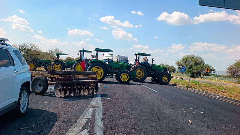 Agricultores cumplen cinco días de bloqueo en la Salamanca–Celaya; exigen certeza en apoyos y anuncian nuevas protestas el lunes 