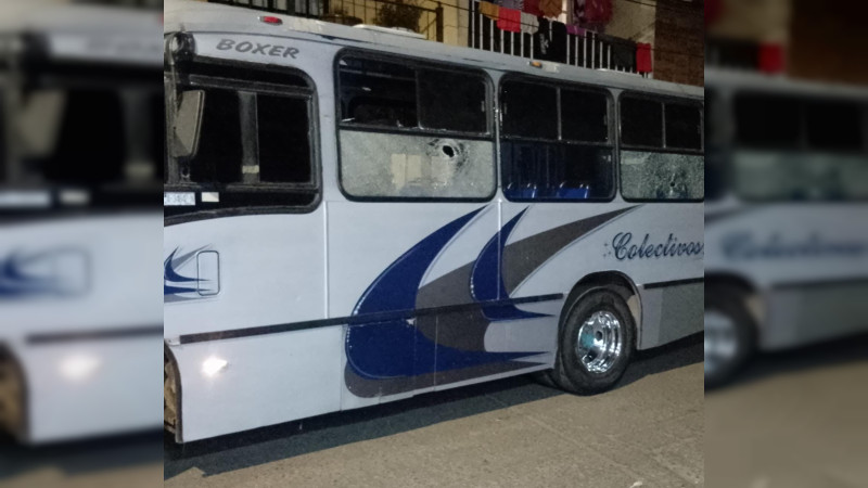 Pandilla de jóvenes desata caos nocturno al vandalizar camión del transporte público en Uruapan, Michoacán
