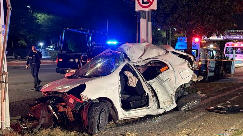 Aparatoso accidente en Paseo Constituyentes, deja al menos una persona herida  