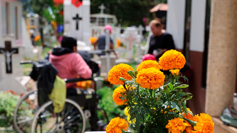 Miles de familias visitan en armonía y orden a sus difuntos en Panteón Municipal 