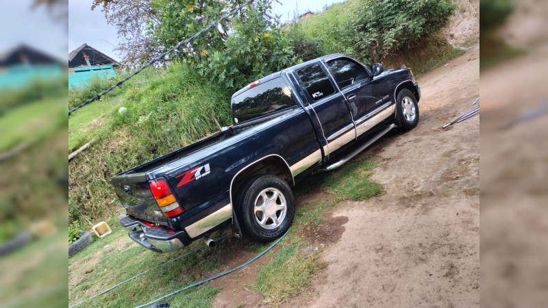 Delincuencia no respeta ni el panteón: En pleno mediodía, roban camioneta a las afueras de Cuanajo, en Pátzcuaro, Michoacán  