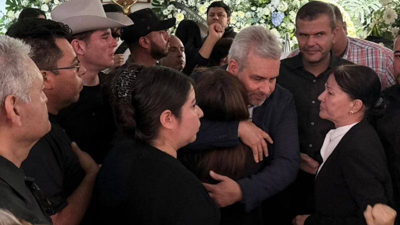 Alfredo Ramírez Bedolla da condolencias a familiares de Carlos Manzo tras su asesinato; promete justicia 