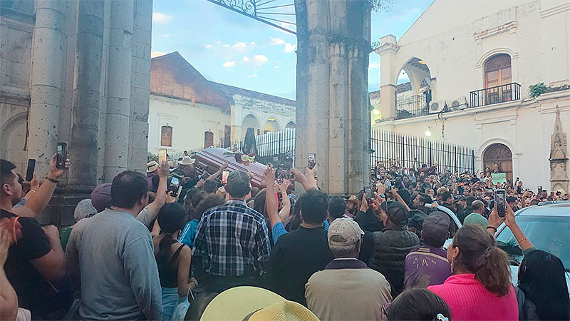 Llora Uruapan la pérdida de su alcalde Carlos Manzo; lo despiden exigiendo justicia por su homicidio  