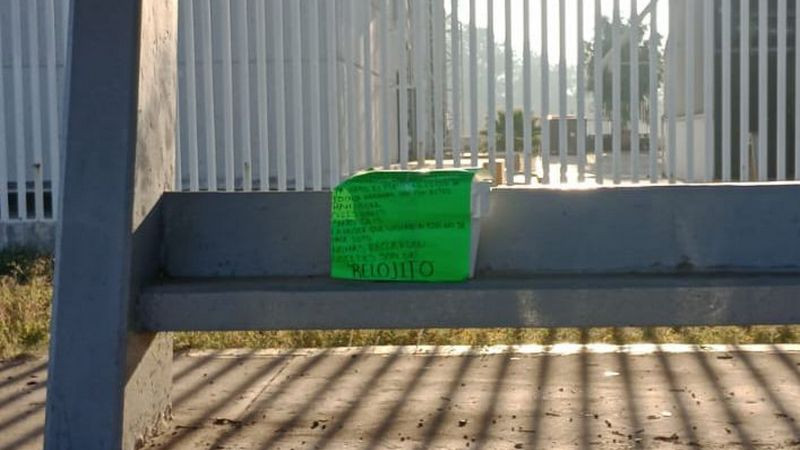 Hallan mantas y hieleras con mensajes en distintos puntos carreteros de Irapuato
