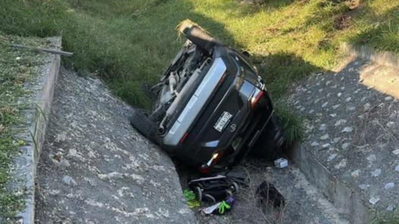 Hallan sin vida a mujer dentro de auto volcado en Monterrey; investigan posible feminicidio 